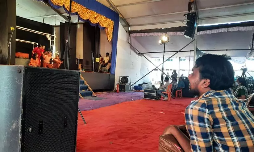 കാതുകൾ കൊണ്ട് നാടകം കണ്ട് ജൈസൽ മാഷ് കാതുകൾ കൊണ്ട് നാടകം കണ്ട് ജൈസൽ മാഷ്