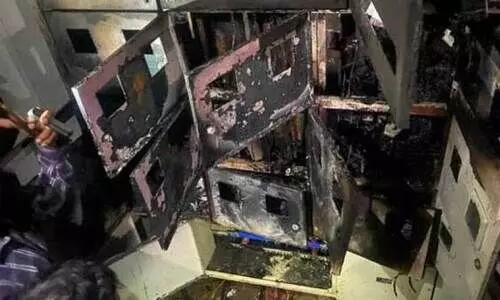 അ​പ്പാ​ർ​ട്ട്മെ​ന്‍റി​ൽ വ​ൻ തീ​പി​ടി​ത്തം; 30 താ​മ​സ​ക്കാ​രെ ഒ​ഴി​പ്പി​ച്ചു