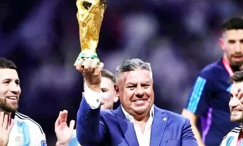 അ​ർ​ജ​ന്റീ​ന ഫു​ട്ബാ​ൾ അ​സോ​സി​യേ​ഷ​ൻ പ്ര​സി​ഡ​ന്റ് ക്ലോ​ഡി​യോ ടാ​പി​യോ