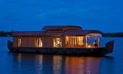 രേഖകളില്ലാതെ യാത്ര; രണ്ട് ഹൗസ്ബോട്ട് പിടികൂടി രേഖകളില്ലാതെ യാത്ര; രണ്ട് ഹൗസ്ബോട്ട് പിടികൂടി