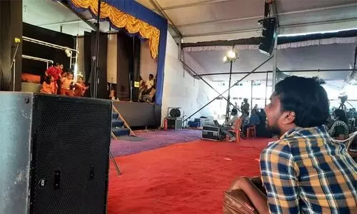 കാതുകൾ കൊണ്ട് നാടകം കണ്ട് ജൈസൽ മാഷ്