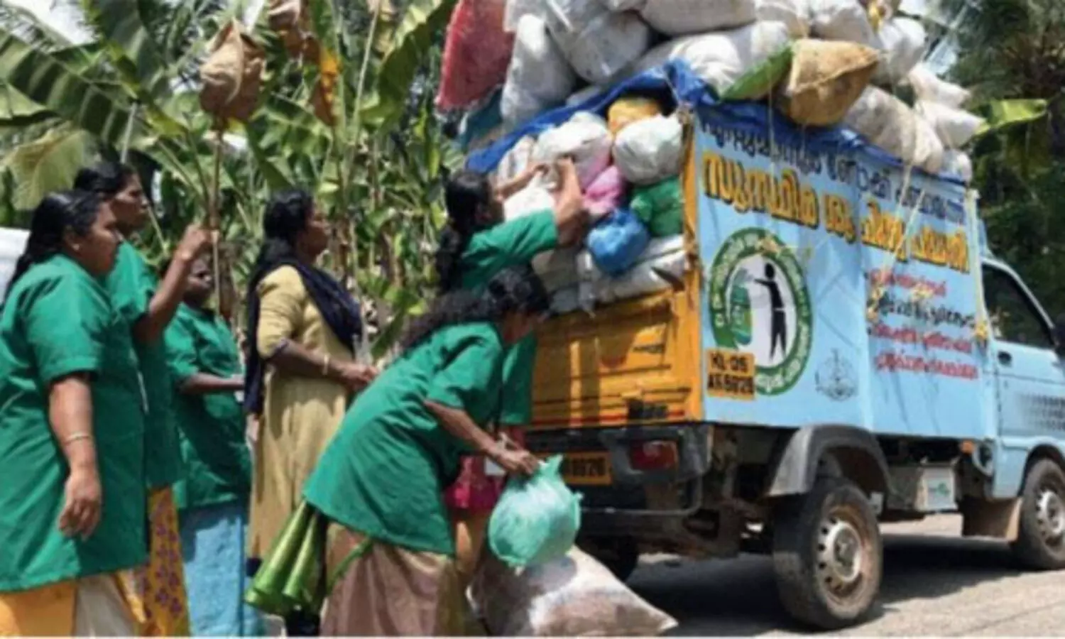 ഹരിതകര്‍മ സേന അംഗങ്ങള്‍ക്ക് യൂസര്‍ ഫീ നല്‍കി കലക്ടര്‍