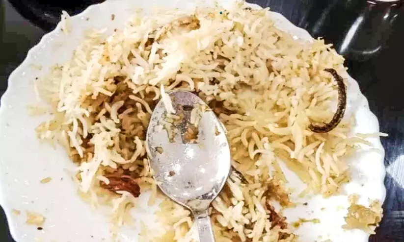 ബിരിയാണിയിൽ ചത്ത പഴുതാര ബിരിയാണിയിൽ ചത്ത പഴുതാര