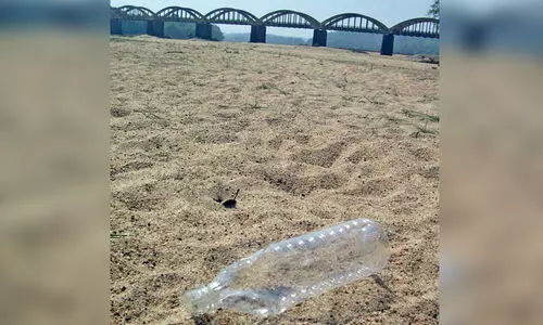 പ്ര​തി​ക്കൂ​ട്ടി​ൽ നി​ൽ​ക്കു​ന്ന മ​നു​ഷ്യ​ൻ