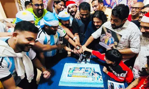 അ​ർ​ജ​ൻ​റീ​ന​യു​ടെ ലോ​ക​ക​പ്പ് വി​ജ​യം ആ​ഘോ​ഷി​ച്ച്​ റി​യാ​ദ്‌ ടാ​ക്കീ​സ്