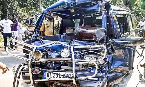 വാൻ ലോറിയിലിടിച്ച് രണ്ട് കുട്ടികളടക്കം അഞ്ചുപേർക്ക് പരിക്ക്