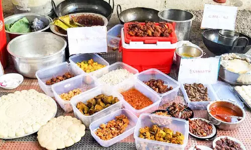 ആലുവയിൽ ഹോട്ടലുകളിൽനിന്ന് പഴകിയ ഭക്ഷണം പിടികൂടി