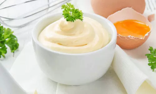 മയോണൈസ് എന്ന വില്ലൻ; ഒപ്പം ‘കരിഓയിൽ’ മുഖം മിനുക്കി തിരിച്ചു വരുമ്പോൾ... മയോണൈസ് എന്ന വില്ലൻ; ഒപ്പം ‘കരിഓയിൽ’ മുഖം മിനുക്കി തിരിച്ചു വരുമ്പോൾ...