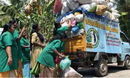 ഹരിതകര്‍മ സേന അംഗങ്ങള്‍ക്ക് യൂസര്‍ ഫീ നല്‍കി കലക്ടര്‍
