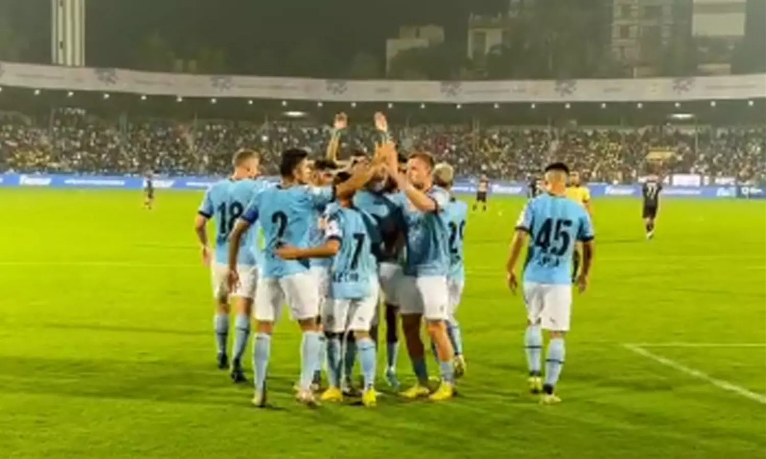 22 മിനിറ്റ്, വാങ്ങിയത് നാലു ഗോൾ; ആദ്യ പകുതിയിൽ മുംബൈയോട് കളി മറന്ന് ബ്ലാസ്റ്റേഴ്സ്