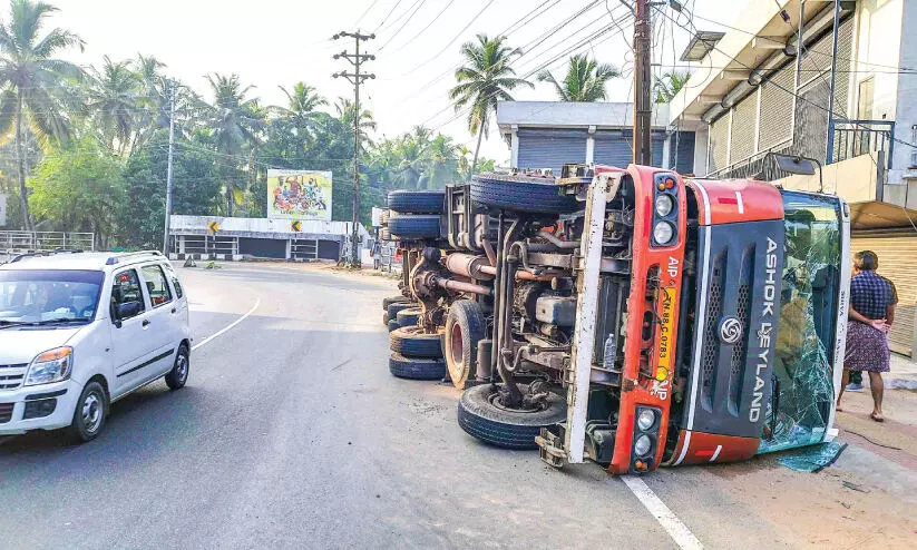 അ​മി​ത​വേ​ഗ​ത്തി​ൽ വ​ന്ന ക​ണ്ടെ​യ്ന​ർ ലോ​റി മ​റി​ഞ്ഞു