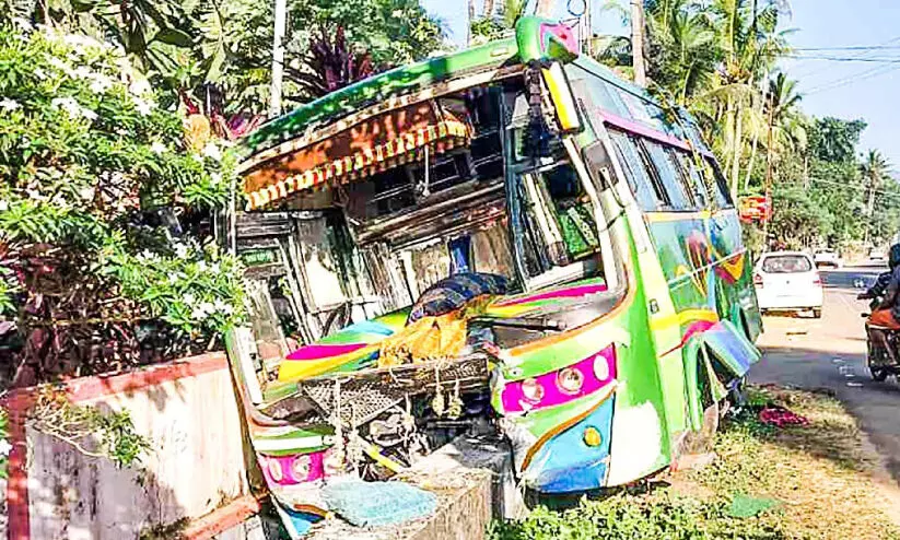 ശബരിമല തീർഥാടകരുടെ വാഹനം അപകടത്തിൽപെട്ടു; നിരവധിപ്പേർക്ക് പരിക്ക് ശബരിമല തീർഥാടകരുടെ വാഹനം അപകടത്തിൽപെട്ടു; നിരവധിപ്പേർക്ക് പരിക്ക്