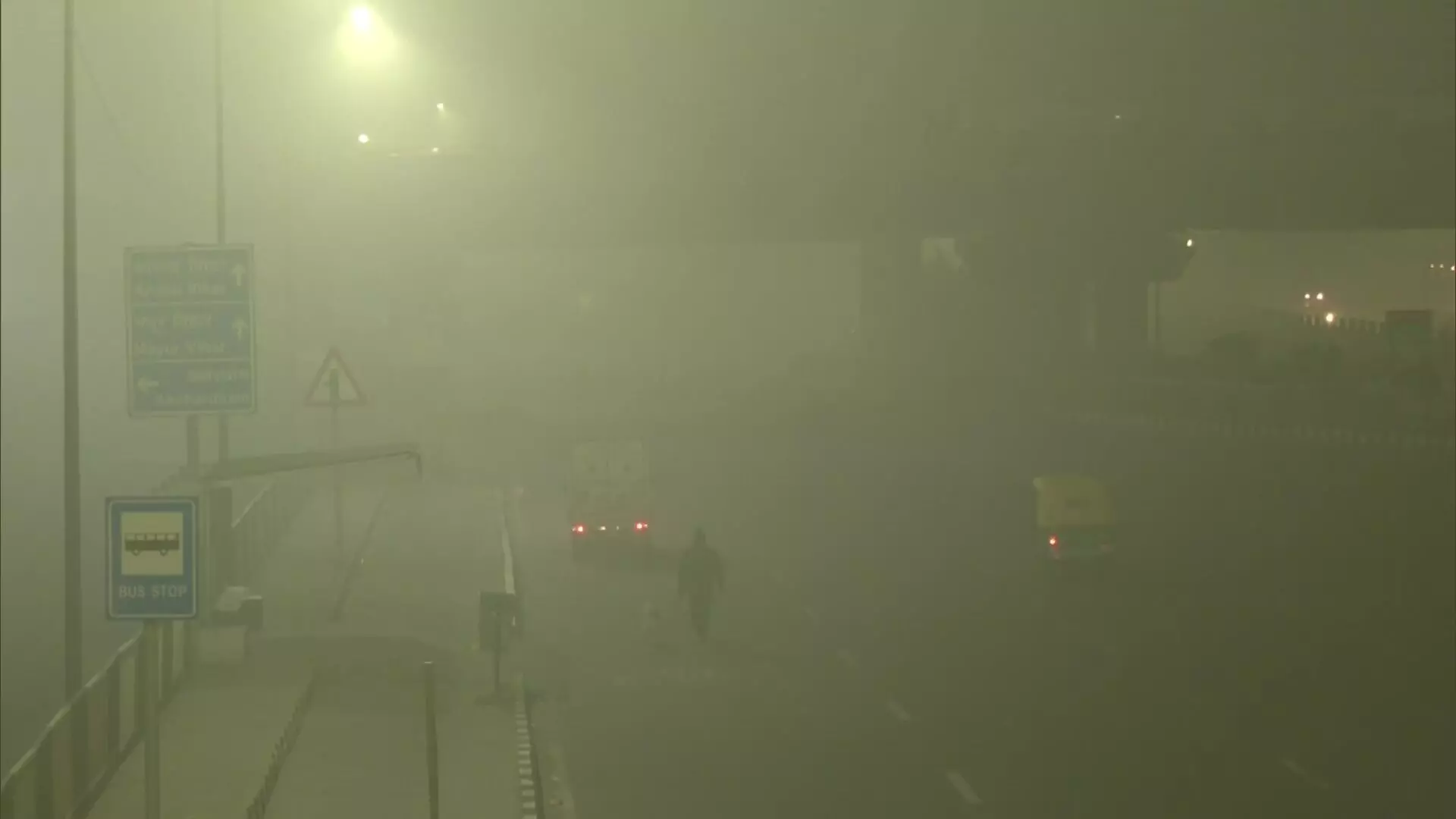 തണുത്തുവിറച്ച് ഉത്തരേന്ത്യ; കനത്ത മൂടൽമഞ്ഞിൽ ഡൽഹിയിൽ വ്യോമ-ട്രെയിൻ ഗതാഗതം താളംതെറ്റി തണുത്തുവിറച്ച് ഉത്തരേന്ത്യ; കനത്ത മൂടൽമഞ്ഞിൽ ഡൽഹിയിൽ വ്യോമ-ട്രെയിൻ ഗതാഗതം താളംതെറ്റി