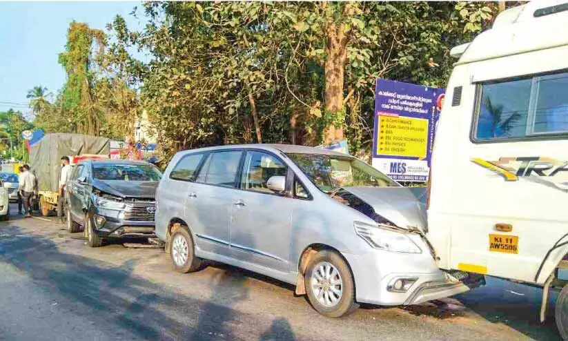 നാലു വാഹനങ്ങൾ കൂട്ടിയിടിച്ചു നാലു വാഹനങ്ങൾ കൂട്ടിയിടിച്ചു