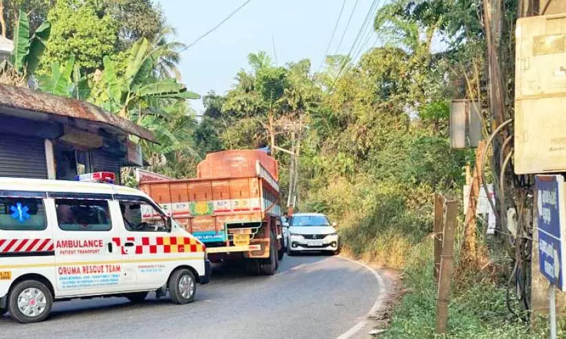 അഞ്ചരക്കണ്ടി-മട്ടന്നൂർ വിമാനത്താവള റോഡ്; മുഖമുദ്ര വളവുകളും വീതിക്കുറവും