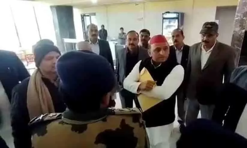 നിങ്ങളുടെ ചായ എനിക്ക് വേണ്ട, ഇതിൽ വിഷം കലർത്തിയിട്ടുണ്ടാകും; പൊലീസ് നൽകിയ ചായ നിരസിച്ച് അഖിലേഷ് യാദവ്