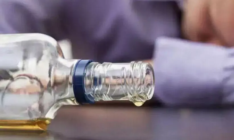 വഴിയിൽനിന്ന് കിട്ടിയ മദ്യം കഴിച്ച യുവാക്കൾക്ക് ശാരീരികാസ്വാസ്ഥ്യം; മൂന്നുപേർ ആശുപത്രിയിൽ വഴിയിൽനിന്ന് കിട്ടിയ മദ്യം കഴിച്ച യുവാക്കൾക്ക് ശാരീരികാസ്വാസ്ഥ്യം; മൂന്നുപേർ ആശുപത്രിയിൽ