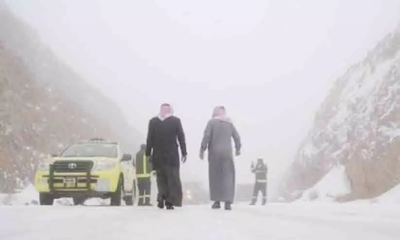 സൗദിയിൽ ചൊവ്വാഴ്ച വരെ മഴയും ശീതക്കാറ്റും തുടരും സൗദിയിൽ ചൊവ്വാഴ്ച വരെ മഴയും ശീതക്കാറ്റും തുടരും