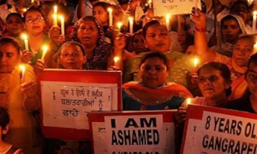 കത്വ കൂട്ടബലാൽസംഗം: ജുവനൈൽ പ്രതി പ്രായപൂർത്തിയായ ആൾ; കുറ്റപത്രം സമർപ്പിച്ചു കത്വ കൂട്ടബലാൽസംഗം: ജുവനൈൽ പ്രതി പ്രായപൂർത്തിയായ ആൾ; കുറ്റപത്രം സമർപ്പിച്ചു