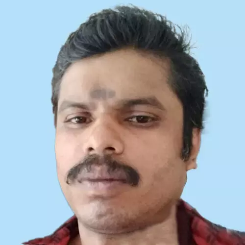 ക്വാ​റി​യി​ലേ​ക്ക് മ​ണ്ണു​മാ​ന്തി യ​ന്ത്രം മ​റി​ഞ്ഞ് ഡ്രൈ​വ​ർ മ​രി​ച്ചു