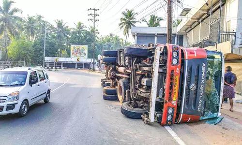 അ​മി​ത​വേ​ഗ​ത്തി​ൽ വ​ന്ന ക​ണ്ടെ​യ്ന​ർ ലോ​റി മ​റി​ഞ്ഞു