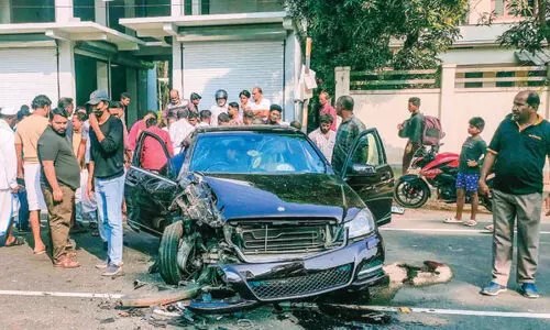 ബസും കാറും കൂട്ടിയിടിച്ച് മൂന്ന് പേർക്ക് പരിക്ക്