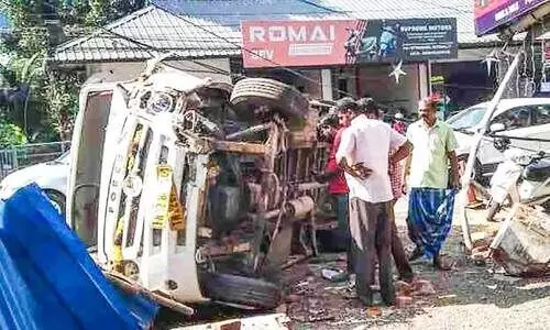 ശബരിമല തീര്‍ഥാടകര്‍ സഞ്ചരിച്ച വാഹനം മറിഞ്ഞ് മൂന്നുപേര്‍ക്ക് പരിക്ക്