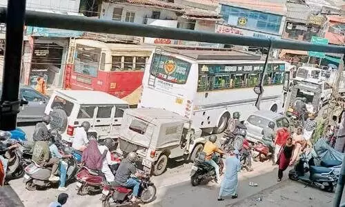 ഗ​താ​ഗ​തക്കുരു​ക്കി​ൽ വീ​ർ​പ്പു​മു​ട്ടി മാ​ന​ന്ത​വാ​ടി ന​ഗ​രം