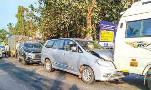 നാ​ലു വാ​ഹ​ന​ങ്ങ​ൾ കൂ​ട്ടി​യി​ടി​ച്ചു