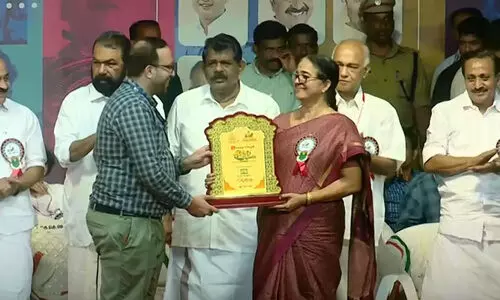 കലോത്സവ സമാപന വേദിയിൽ മീഡിയ വണിന് ആദരം