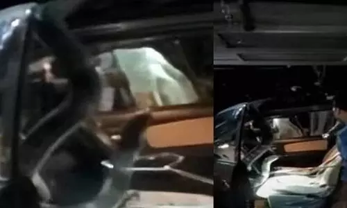 കാറിനുള്ളില്‍ കയറി രാജവെമ്പാല; പിടികൂടി വനംവകുപ്പ്