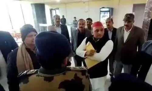 നിങ്ങളുടെ ചായ എനിക്ക് വേണ്ട, ഇതിൽ വിഷം കലർത്തിയിട്ടുണ്ടാകും; പൊലീസ് നൽകിയ ചായ നിരസിച്ച് അഖിലേഷ് യാദവ്