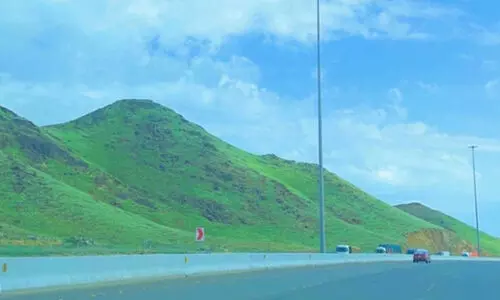 മക്കയിൽ മഴ തുടരുന്നു; പച്ച പുതപ്പണിഞ്ഞ് മലനിരകൾ മക്കയിൽ മഴ തുടരുന്നു; പച്ച പുതപ്പണിഞ്ഞ് മലനിരകൾ