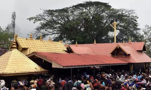 തീർഥാടകർ തിങ്ങിനിറഞ്ഞ് ശബരിമല; ജ്യോതി ദർശനത്തിന് പ്രതീക്ഷിക്കുന്നത് മൂന്നുലക്ഷത്തിലധികം പേരെ