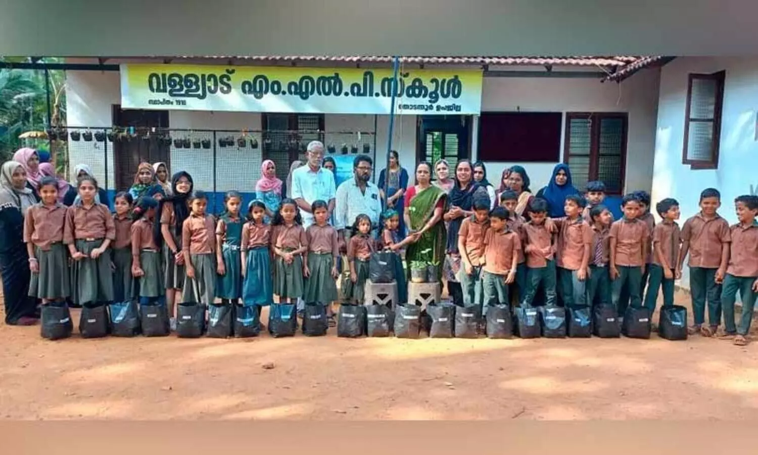 കിച്ചൻ ഗാർഡൻ പുനരുജ്ജീവനം; കുട്ടിക്കൊരു ഗ്രോ ബാഗ് പദ്ധതിയുമായി വള്ളിയാട് എം എൽ പി