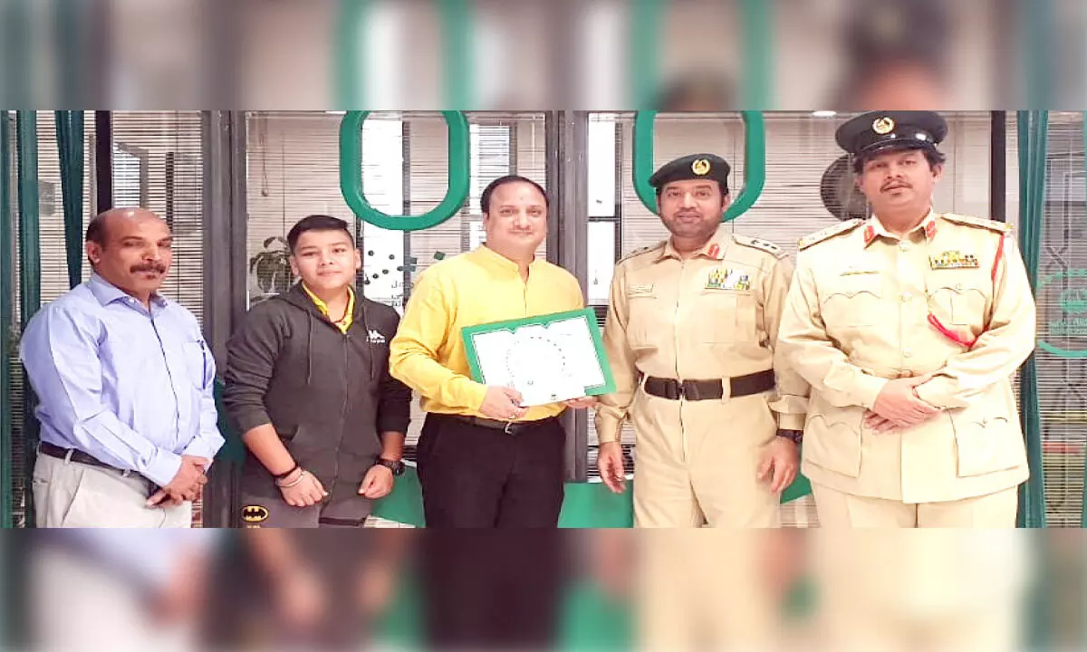 ക​ള​ഞ്ഞു​കി​ട്ടി​യ 1.34 ല​ക്ഷം ദി​ർ​ഹം പൊ​ലീ​സി​ൽ ഏ​ൽ​പി​ച്ചു; ഇ​ന്ത്യ​ക്കാ​ര​ന്​ ​ആ​ദ​രം