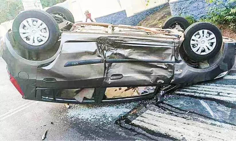 തിരുവല്ല ബൈപാസിൽ കാർ തലകീഴായി മറിഞ്ഞു തിരുവല്ല ബൈപാസിൽ കാർ തലകീഴായി മറിഞ്ഞു