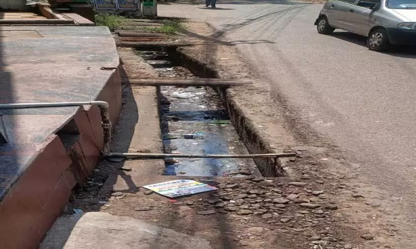 കടകളിൽനിന്ന് മലിനജലം; കരിക്കോട് ദുർഗന്ധമയം കടകളിൽനിന്ന് മലിനജലം; കരിക്കോട് ദുർഗന്ധമയം