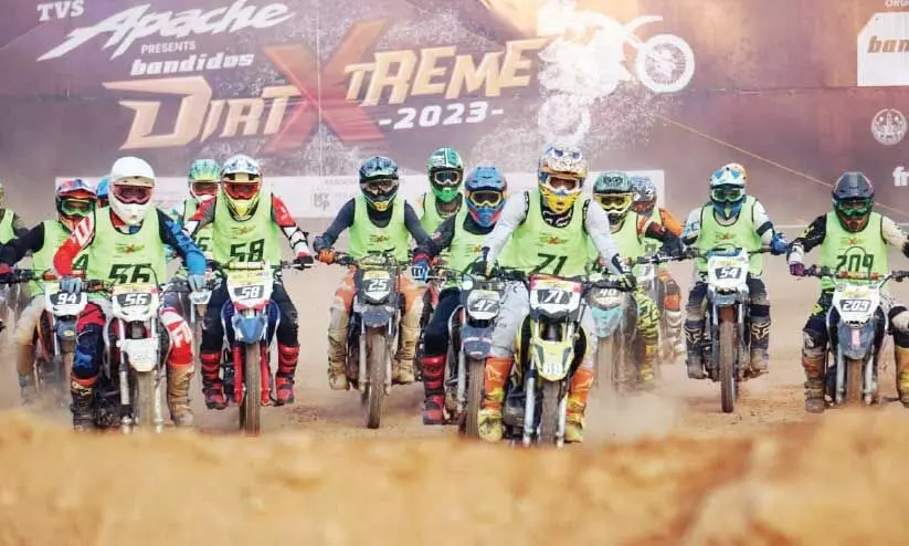 അരണാട്ടുകര പാടത്ത് ബൈക്കുകളുടെ വിസ്മയ പ്രകടനം