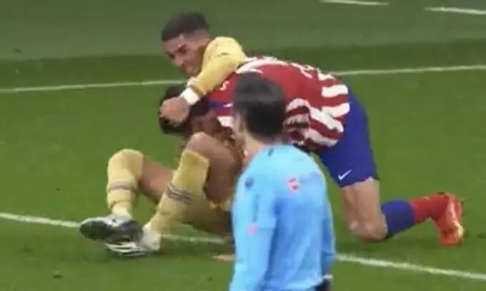 ബാഴ്സ- അറ്റ്ലറ്റികോ മത്സരത്തിനിടെ ഗാലറിയെ ഞെട്ടിച്ച് ‘ഗുസ്തി’; രണ്ടു കാർഡിൽ അവസാനിപ്പിച്ച് റഫറി ബാഴ്സ- അറ്റ്ലറ്റികോ മത്സരത്തിനിടെ ഗാലറിയെ ഞെട്ടിച്ച് ‘ഗുസ്തി’; രണ്ടു കാർഡിൽ അവസാനിപ്പിച്ച് റഫറി