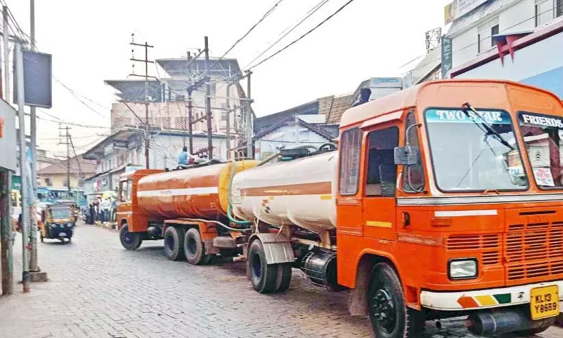 ടാങ്കർ ലോറിയിൽനിന്ന് ഡീസൽ ചോർന്നു; തലശ്ശേരിയിൽ ഇരുചക്രവാഹനങ്ങൾ തെന്നിവീണു ടാങ്കർ ലോറിയിൽനിന്ന് ഡീസൽ ചോർന്നു; തലശ്ശേരിയിൽ ഇരുചക്രവാഹനങ്ങൾ തെന്നിവീണു