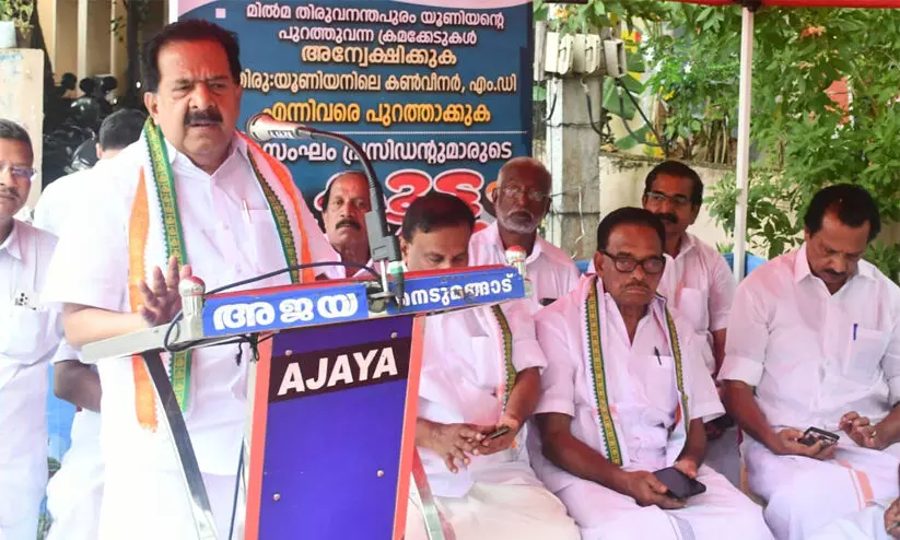 അയല് സംസ്ഥാനങ്ങളില്നിന്നും പാല് കൊണ്ടുവരുന്നതിൽ ലക്ഷങ്ങളുടെ അഴിമതിയെന്ന് രമേശ് ചെന്നിത്തല അയല് സംസ്ഥാനങ്ങളില്നിന്നും പാല് കൊണ്ടുവരുന്നതിൽ ലക്ഷങ്ങളുടെ അഴിമതിയെന്ന് രമേശ് ചെന്നിത്തല