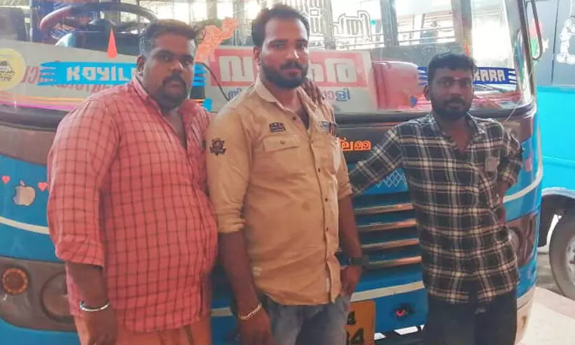 ബസിൽ കുഴഞ്ഞു വീണ യുവതിക്ക് ജീവനക്കാർ രക്ഷകരായി ബസിൽ കുഴഞ്ഞു വീണ യുവതിക്ക് ജീവനക്കാർ രക്ഷകരായി