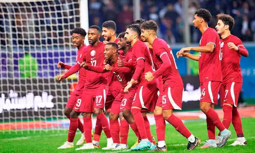 അര​ങ്ങേറ്റത്തിൽ താരമായി സിറാജ്, തകർപ്പൻ തുടക്കമിട്ട് ഖത്തർ