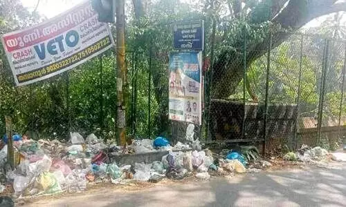 ചവറുകൾ നിറഞ്ഞ് വൃത്തിഹീനമായി കുണ്ടമൺകടവ് പൈതൃക പാലം