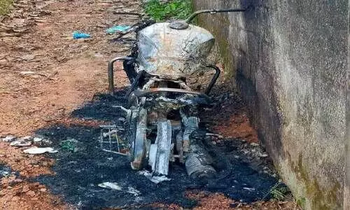 ബൈക്ക് പെട്രോൾ ഒഴിച്ച് കത്തിച്ച നിലയിൽ