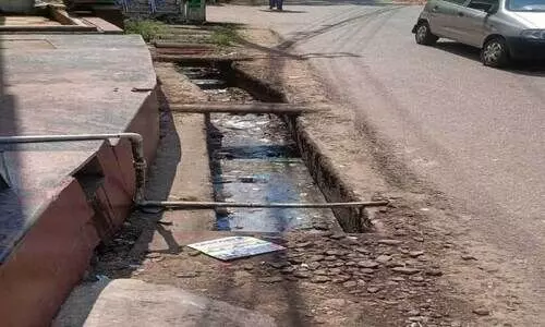 കടകളിൽനിന്ന് മലിനജലം; കരിക്കോട് ദുർഗന്ധമയം