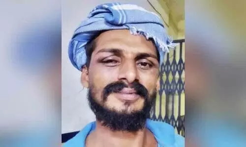 വെട്ടുകത്തിയുമായി പൊലീസ് സ്റ്റേഷനിൽ യുവാവിന്റെ പരാക്രമം വെട്ടുകത്തിയുമായി പൊലീസ് സ്റ്റേഷനിൽ യുവാവിന്റെ പരാക്രമം