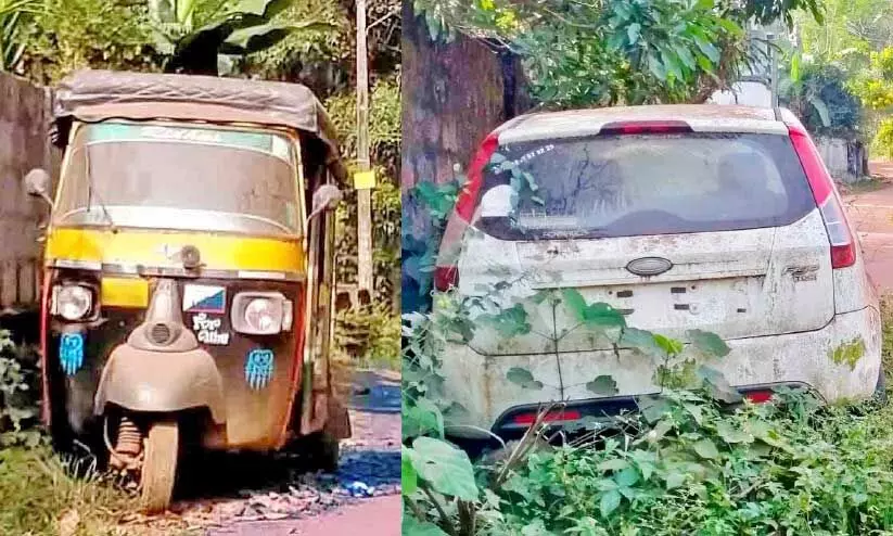 കോ​ര​ങ്ക​ണ്ടി-​താ​ളി​ക്കു​ണ്ട് റോ​ഡി​ൽ അ​നാ​ഥ​മാ​യി വാ​ഹ​ന​ങ്ങ​ൾ