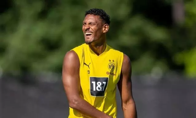 കാൻസർ തോറ്റു, ഹാലർക്കു മുന്നിൽ; വീണ്ടും എതിർവല നിറക്കാനെത്തി ഡോർട്മുണ്ട് സ്ട്രൈക്കർ കാൻസർ തോറ്റു, ഹാലർക്കു മുന്നിൽ; വീണ്ടും എതിർവല നിറക്കാനെത്തി ഡോർട്മുണ്ട് സ്ട്രൈക്കർ